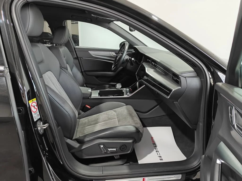 Audi berline noire premium — Sélection 01
