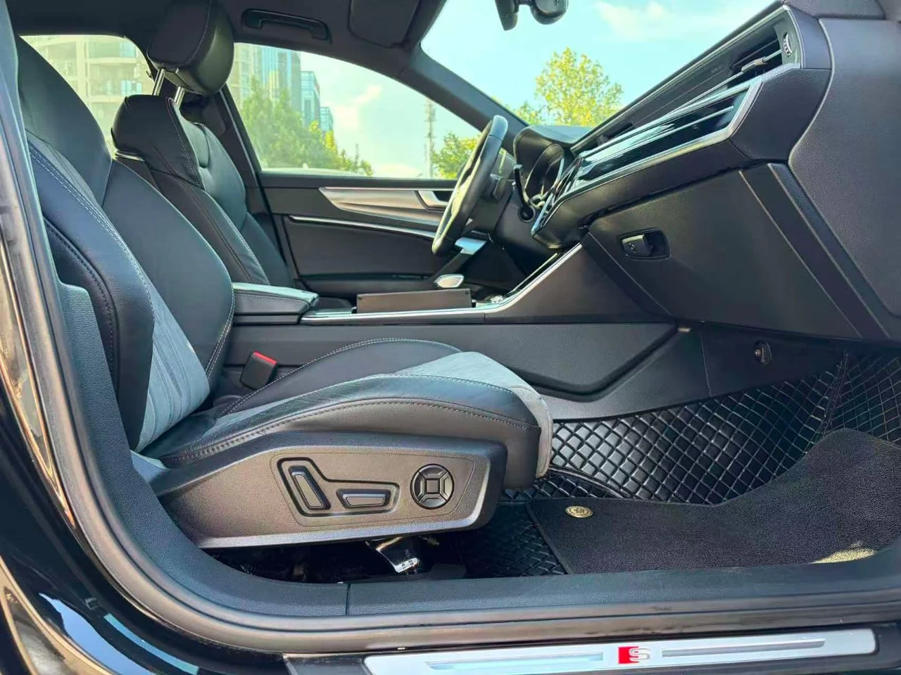 Audi berline noire premium — Sélection 02