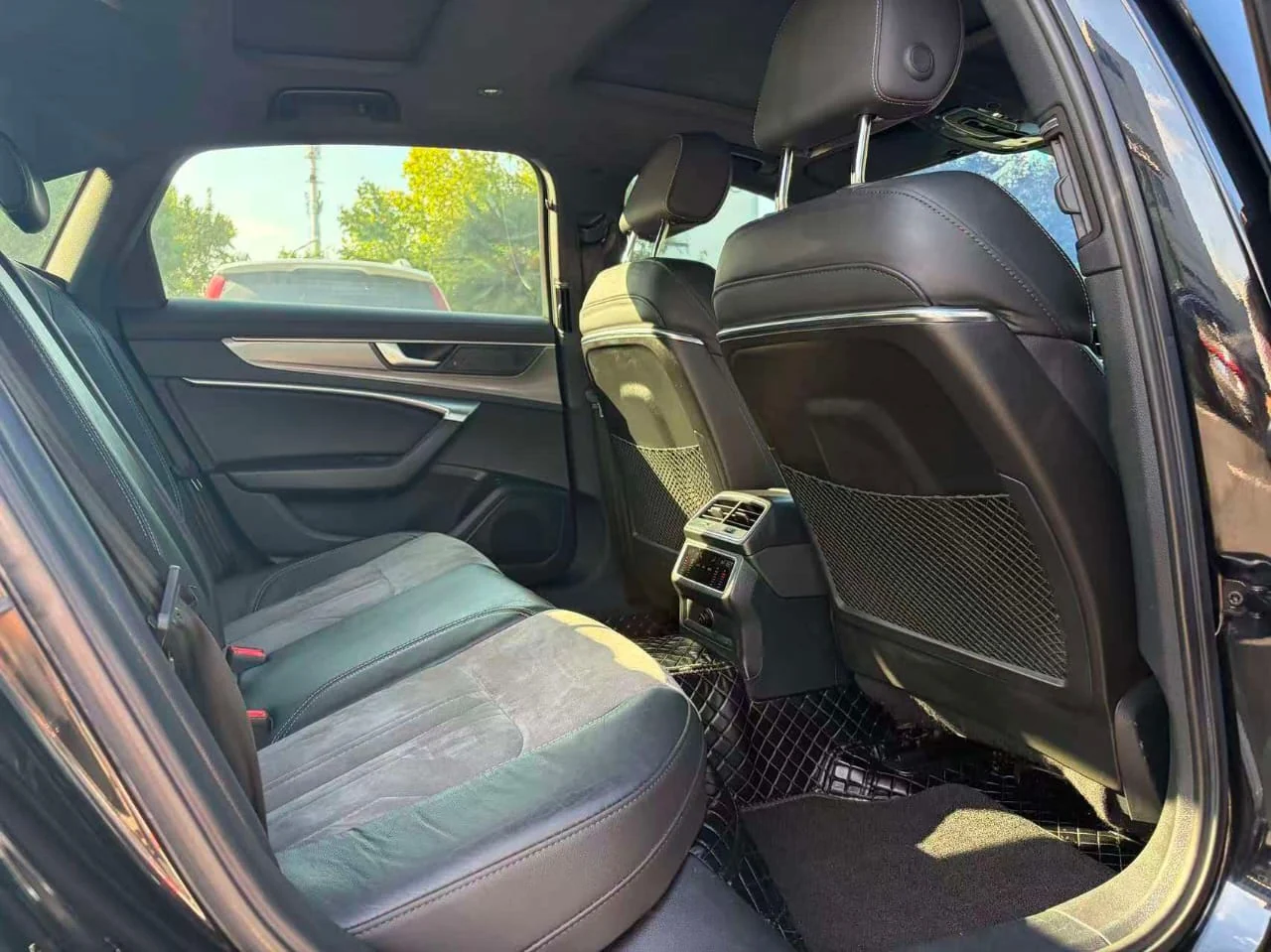 Audi berline noire premium — Sélection 02